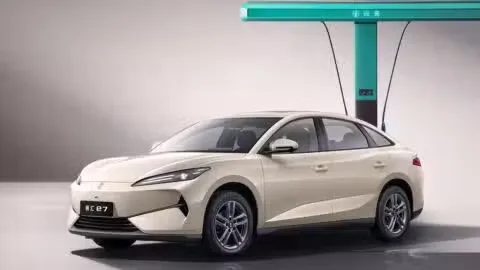 BYD startet neue Submarke Linghui mit E7 – der Taxi-Spezialist