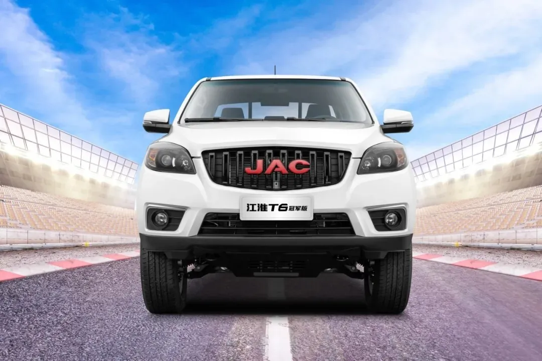 JAC T6: Drei Motoren, flache Ladefläche, 6,8 l/100 km